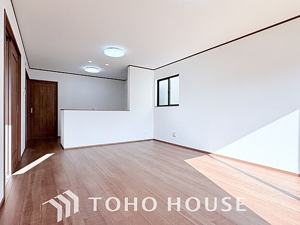 光が注がれる青い空から鮮やかに赤色にゆっくりと染まる。そんな優しい時間がここでは流れてゆく。