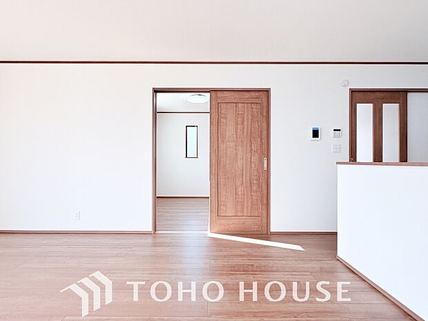 リビングも広く設け、訪れる人々を暖かく迎えてくれます。