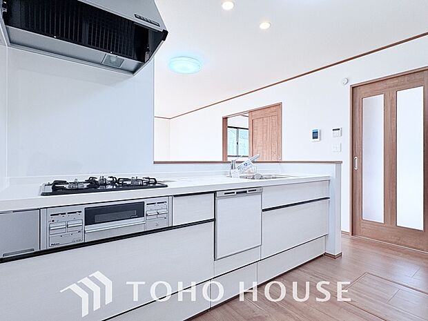 キッチンの収納は、デッドスペースになりやすい箇所を有効活用できる、スライド式収納を採用しました。