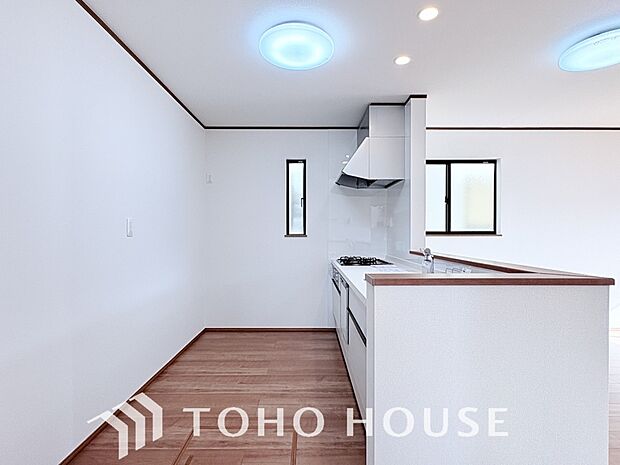 夫婦そろってキッチンに立っても調理がしやすく余裕の広さ。家事をしながら会話も弾みます。