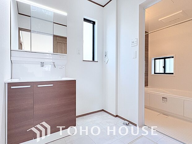 お家の中でも特にプライベートスペースとなる洗面所は、洗濯場所と浴室を同じ空間でまとめております。