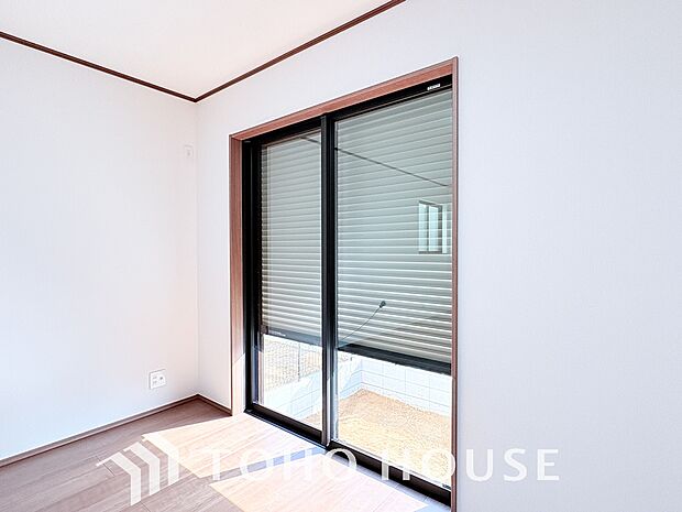 戸建にも防犯機能のシャッターを完備しております。寒い冬でも中から開閉がラクラクな所も便利です。