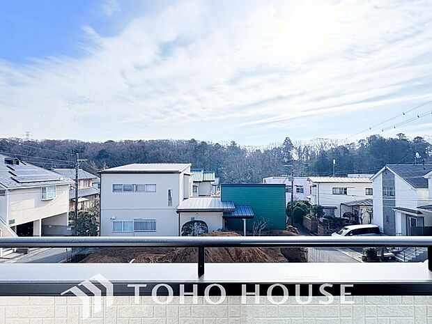 星空が地上に映りこむかのような夜景のきらめきまで、この街ならではの美しい風景の物語が室内に展開。