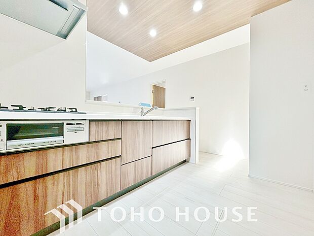 広々キッチンを採用。みんなで作った料理を召し上がりながらの会話は、どのような物になるのでしょうか。