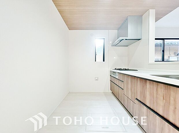 ご家族みんなで調理ができる位のスペースを実現したキッチン空間となっております。