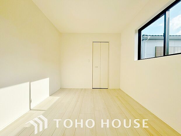 快適に目覚められるよう大きな採光窓を設置。一日を気持ちよくスタートできる寝室にピッタリのお部屋です。