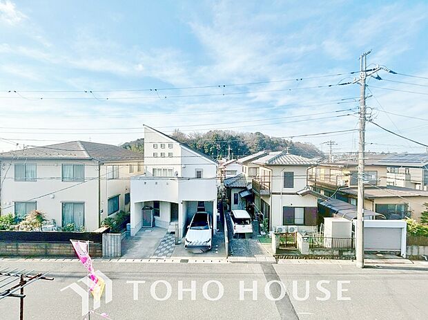 星空が地上に映りこむかのような夜景のきらめきまで、この街ならではの美しい風景の物語が室内に展開。