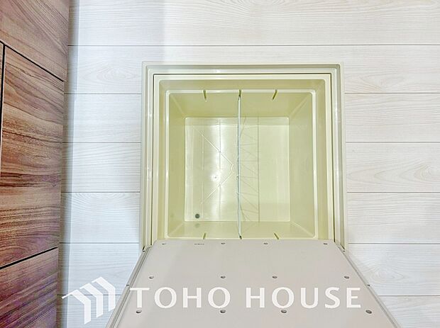 キッチン下部に設けた床下収納は、缶詰のストックや非常食、梅酒や味噌などの保存食入れとしての他、卓上プレートや季節家電などの物を仕舞うことが出来る便利な収納。