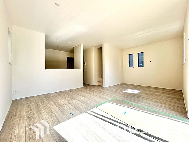 光が注がれる青い空から鮮やかに赤色にゆっくりと染まる。そんな優しい時間がここでは流れてゆく。