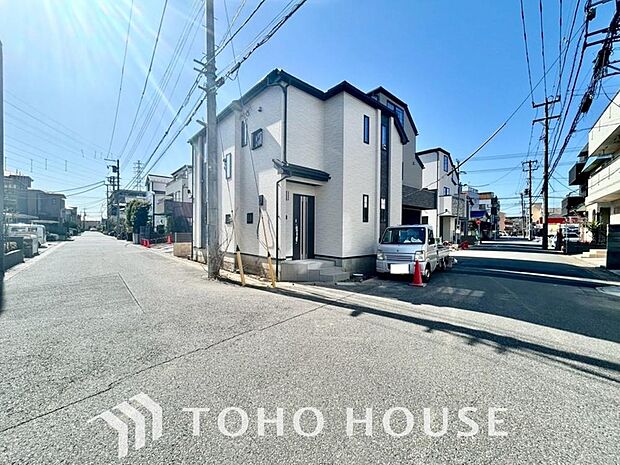 街並みの風景に包み込まれながら、瀟洒な印象も湛えて佇みます。