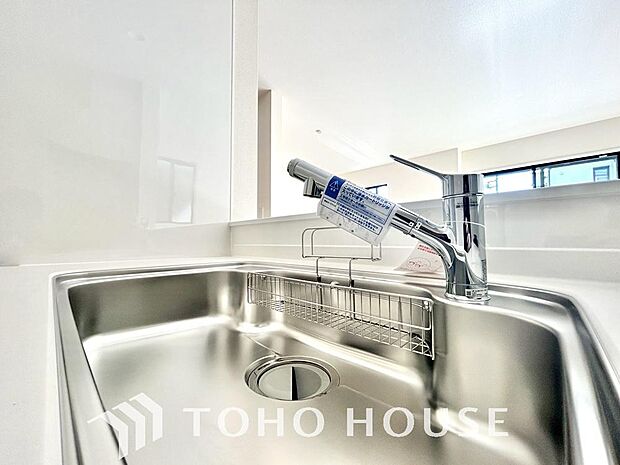 ワンタッチで浄水と原水を切り替えできる浄水器一体型水栓は水道水に含まれる有害物質を除去してくれます。