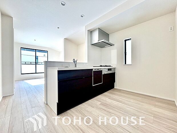 ご家族みんなで調理ができる位のスペースを実現したキッチン空間となっております。