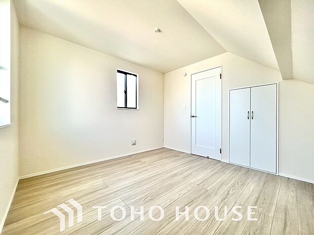 一日の疲れを癒やしてくれる主寝室。時を忘れて過ごす場所として過ごせるお部屋。