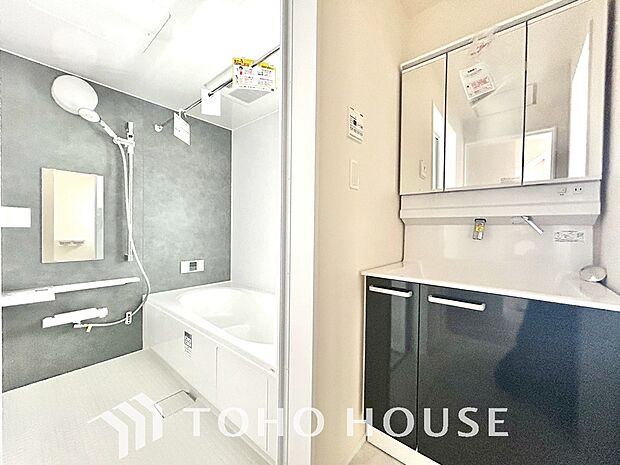 手で洗いたい大切な服など、広く使えると助かる洗面台は汚れの付きにくい形状と素材で造られております。