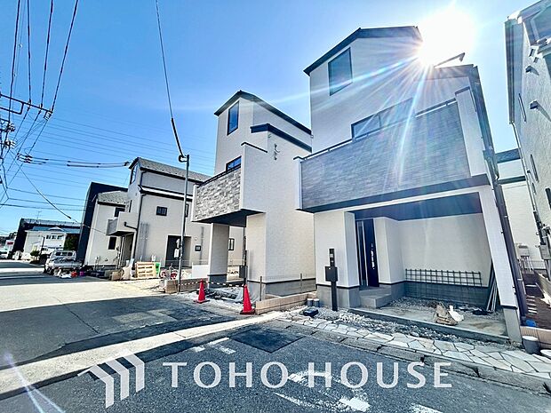 街並みの風景に包み込まれながら、瀟洒な印象も湛えて佇みます。