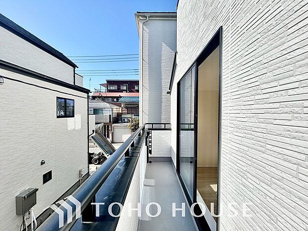 頬をなでる優しい風を感じることが出来るバルコニー。つい深呼吸をしたくなる気持ちの良い眺望です。