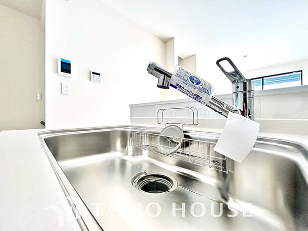 ワンタッチで浄水と原水を切り替えできる浄水器一体型水栓は水道水に含まれる有害物質を除去してくれます。