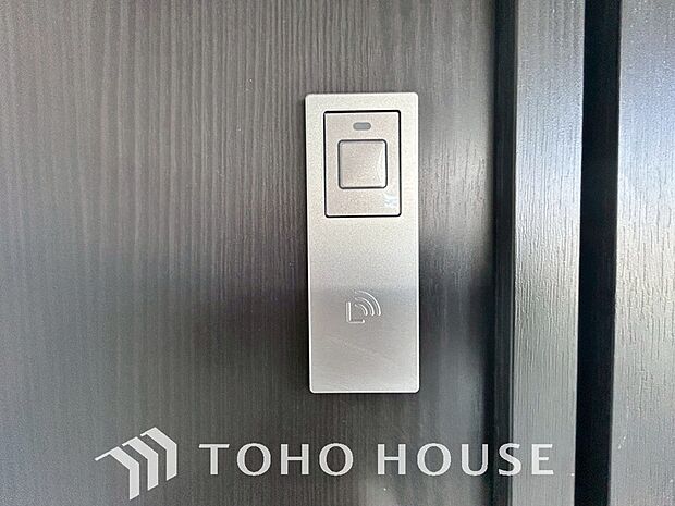 防犯対策への意識が高まっている最近では、補助錠として鍵穴のない電子錠を選ぶ方も増えています。