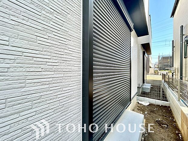 台風などの激しい雨風からお家を守るのはもちろん、空き巣対策などの防犯抑止や防音にも効果を発揮します。