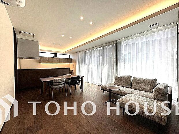 明るく穏やかな空気の中で飲んだり、食べたり、笑ったり。一日の中で多くの時間を過すことになるリビング。