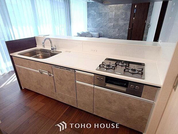 大型の冷蔵庫も配置できる広々としたキッチンスペースでお料理や家事をスムーズに進めることができます。