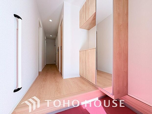 人を迎え入れる最初の場所だからこそ、清潔感がある空間にして頂ける様シューズボックスを設置しました。