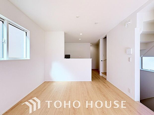 通風と採光を考慮したリビングは地域の鼓動を感じながらお寛ぎ頂くことが可能です。