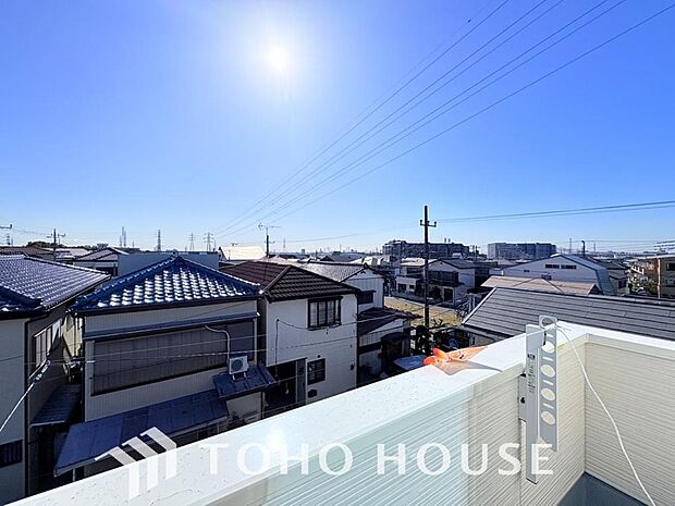 星空が地上に映りこむかのような夜景のきらめきまで、この街ならではの美しい風景の物語が室内に展開。