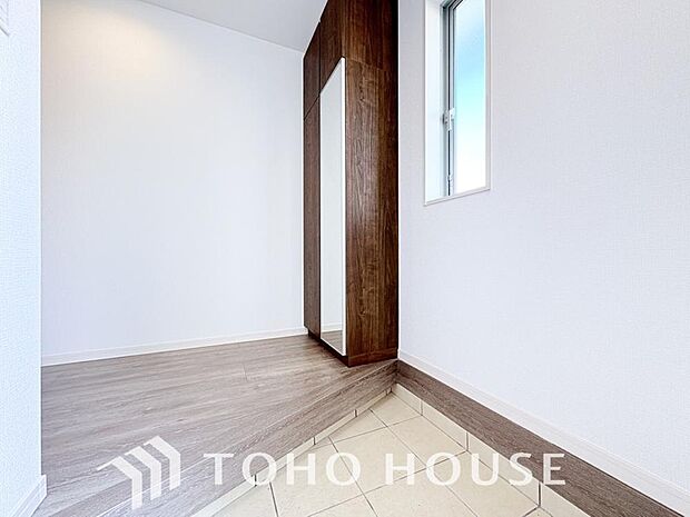 温かみのある色合いでデザインされた玄関は、優しい雰囲気です。帰りたくなる、安息の住まいです。