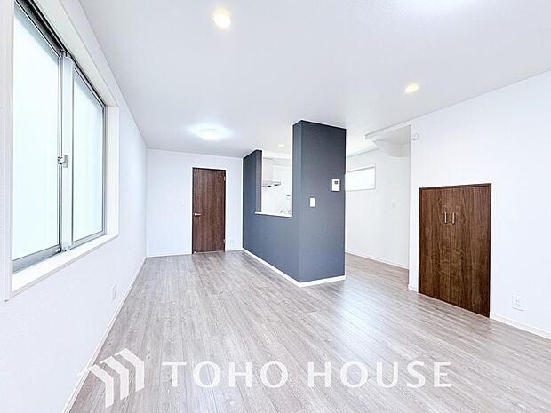 光と風があふれる開放的なリビングダイニングには自然と家族みんなが集まってきます。