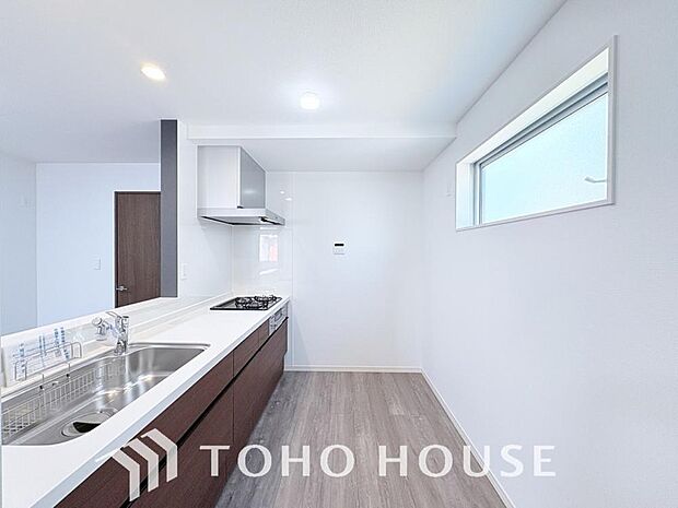 家族みんなでゆったりと調理や食事の準備ができる十分な広さを確保した、快適なキッチンスペース。