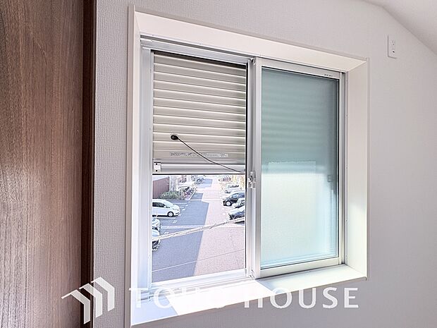 戸建にも防犯機能シャッターを完備しております。寒い冬でも中から開閉が可能ですのでラクラクな所も便利です。