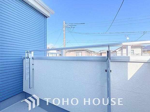 暖かい陽ざしが差込むバルコニー。晴れた日には、洗濯物が良く乾きます。風通しも良好です。