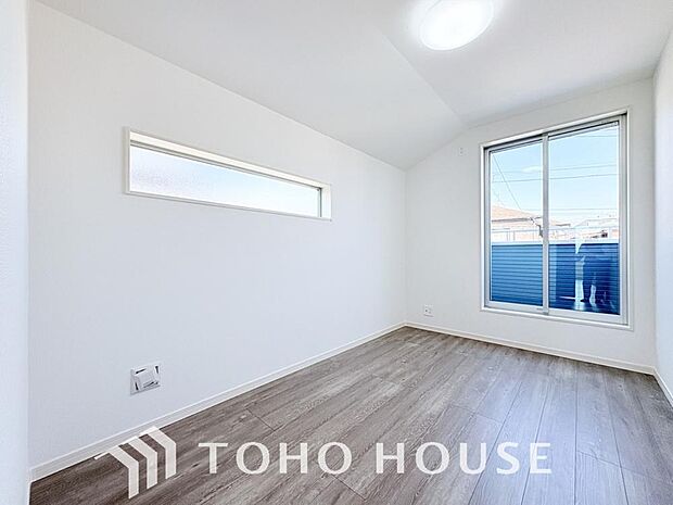 落ち着いたカラーの室内。インテリアやファブリックでお好みのテイストデザインを取り入れて頂けます。