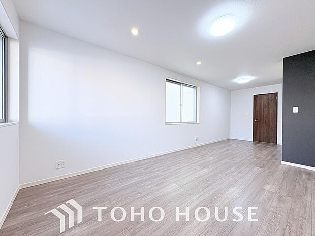 明るく穏やかな空気の中で飲んだり、食べたり、笑ったり。一日の中で多くの時間を過すことになるリビング。