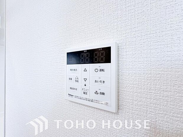 スイッチひとつで湯を浴槽に張ったり、保温や追い焚き機能を自動で行える便利なオートバスシステムを搭載。