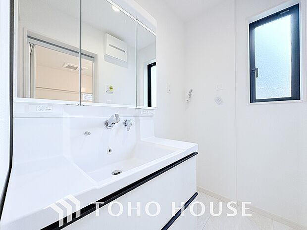 収納もさる事ながら、朝の慌ただしい時間もホテルライクなスペースで余裕とゆとりを感じて頂けます。