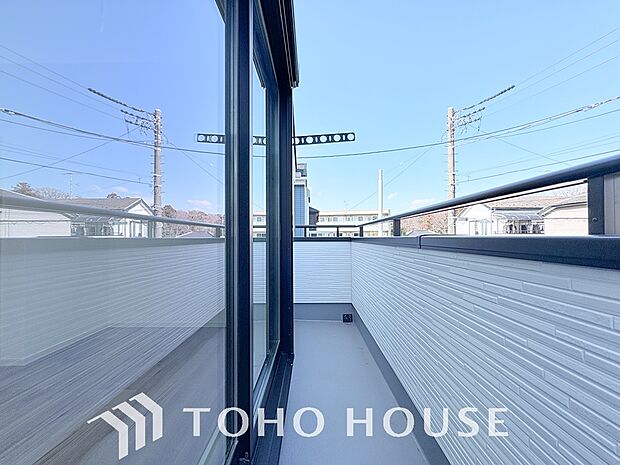 暖かい陽ざしが差込むバルコニー。晴れた日には、洗濯物が良く乾きます。風通しも良好です。