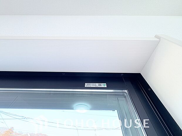 居室のサッシには高性能なペアガラスを採用しており、これにより高い断熱性を実現しています。