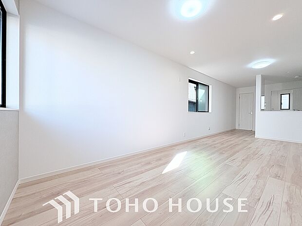 明るく穏やかな空気の中で飲んだり、食べたり、笑ったり。一日の中で多くの時間を過すことになるリビング。