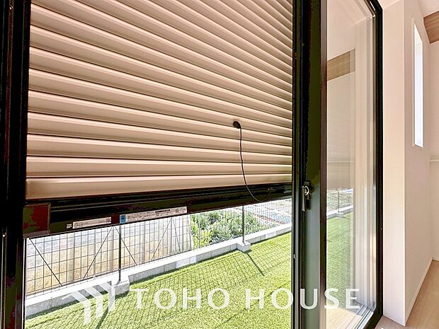 戸建にも防犯機能のシャッターを完備しております。寒い冬でも中から開閉がラクラクな所も便利です。