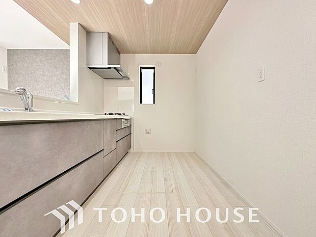 キッチンの収納は、デッドスペースになりやすい箇所を有効活用できる、スライド式収納を採用しました。