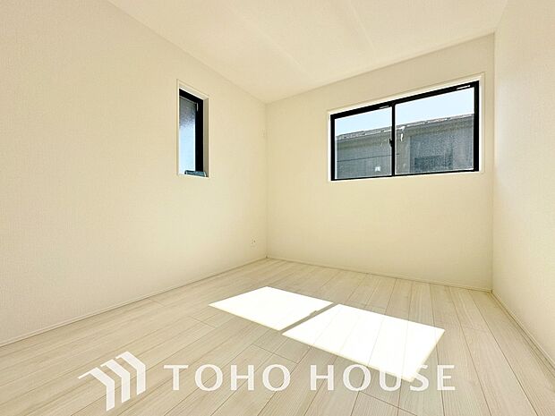 清潔感あるホワイトの壁紙と温もり溢れるカラーの床材が見事に調和した本邸宅。