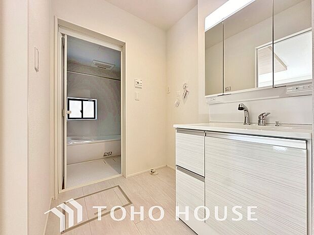 身だしなみのチェックがしやすい大きな鏡、下には収納がたっぷり。スッキリとした空間を演出いたします。