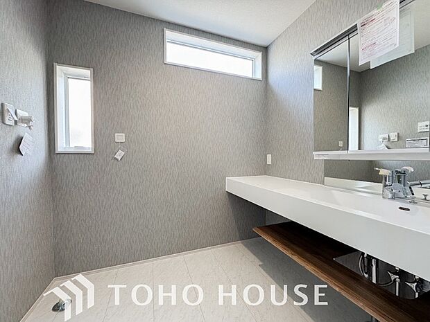 身だしなみのチェックがしやすい大きな鏡、下には収納がたっぷり。スッキリとした空間を演出いたします。