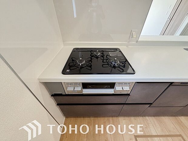 見た目に美しくインテリア性にも優れお掃除も簡単。3口コンロで忙しくても同時に調理で便利ですね。