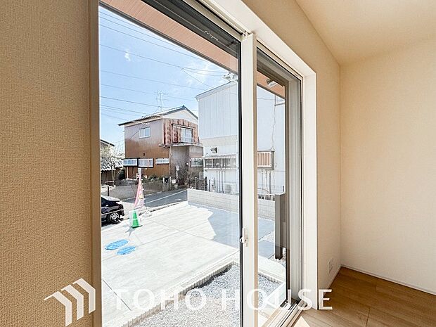 居室のサッシにはペアガラスを採用、高い断熱性による省エネと結露対策に有効です。