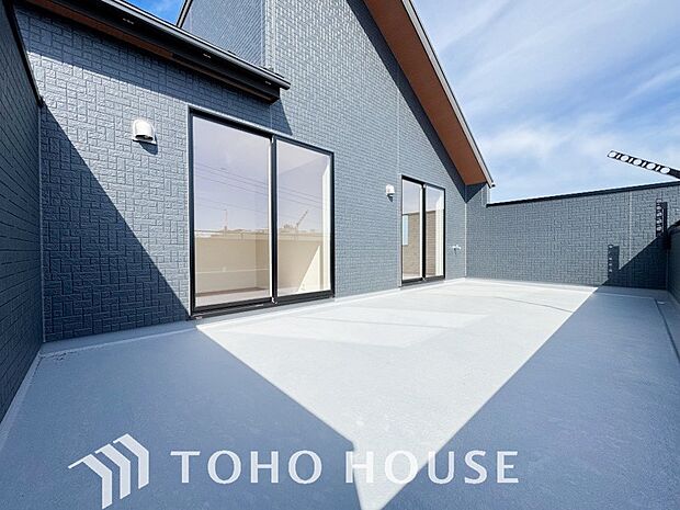 頬をなでる優しい風を感じることが出来るバルコニー。つい深呼吸をしたくなる気持ちの良い眺望です。