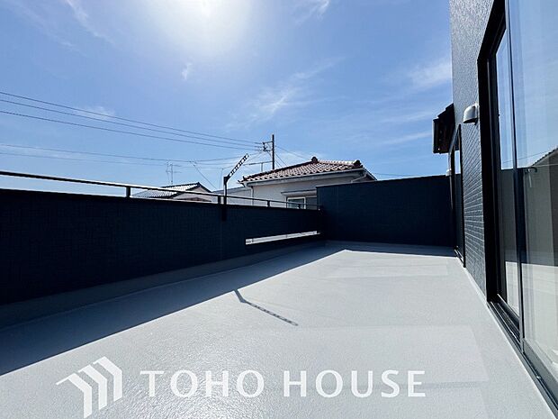 その豊かな眺望にふさわしい空間には、通風・採光にも優れ、心地よい光と風があふれています。