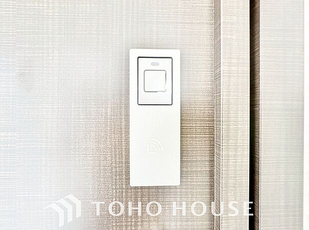 ICチップを用いたカードやボタンなどで玄関扉の鍵の施錠・解錠が出来る設備。